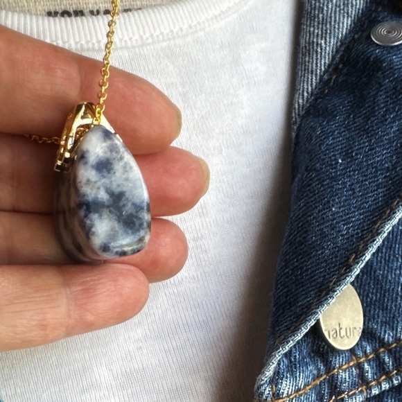 Sodalite carved hand bag pendant Vermeil gold 925 stamped/healing crystals - Picture 4 of 9